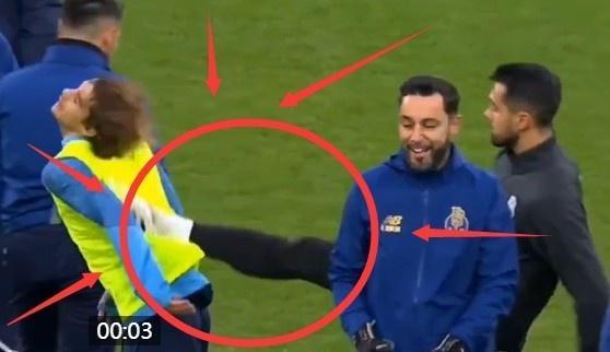 kaiyun-恶劣？4000万葡国门飞踹18岁新星！队友看呆，更衣室震怒：开除他