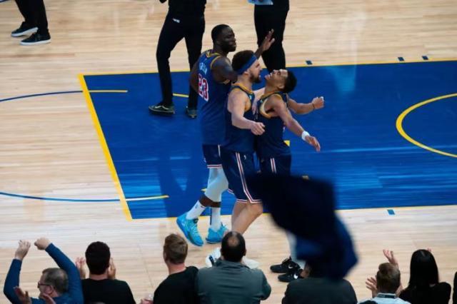 开云体育官网-【现场】利刃出鞘！汤神归来勇士用逆转锁定季后赛